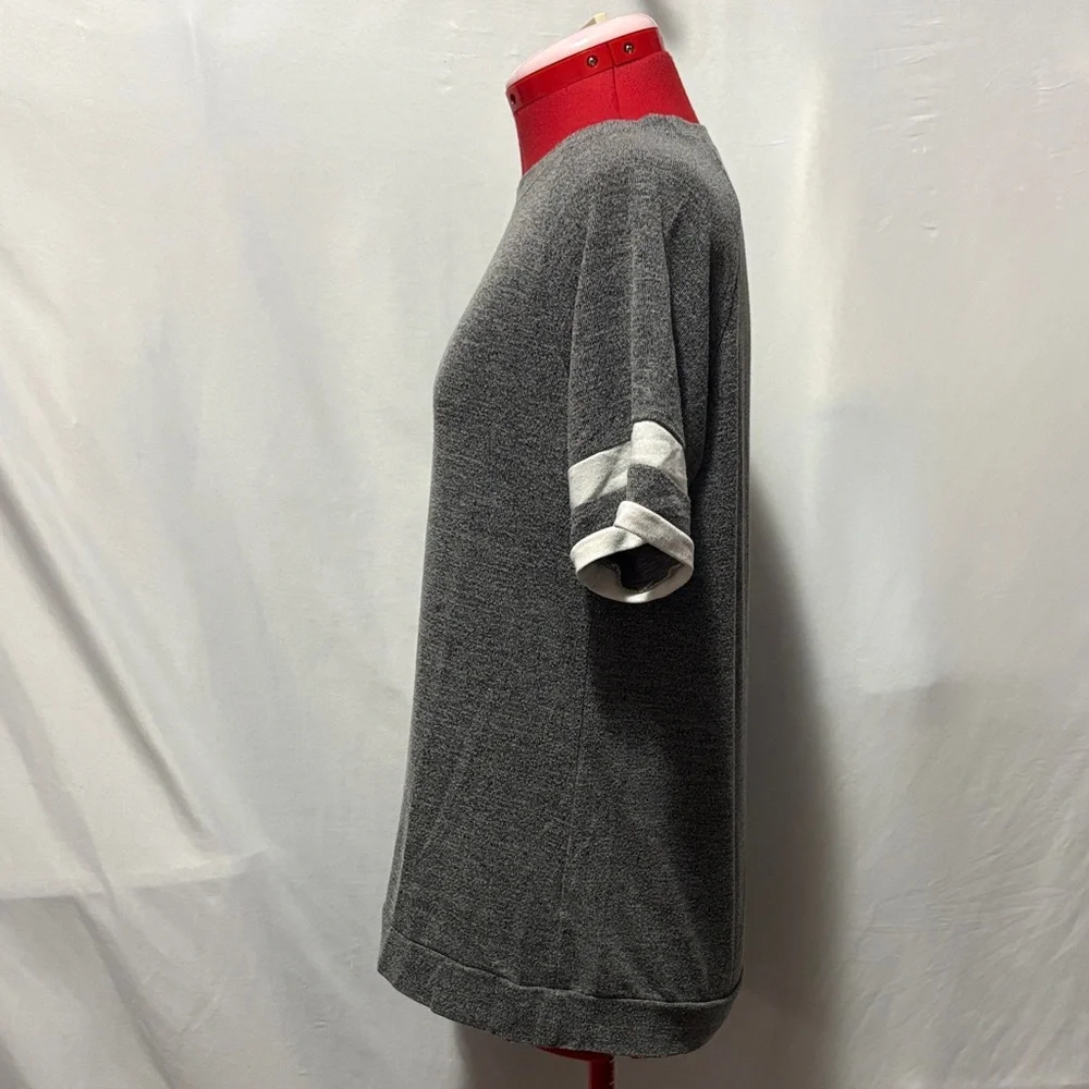 Gray Short-Sleeve Crewneck Shirt with Contrasting Sleeve Stripes - Picture 4 of 5